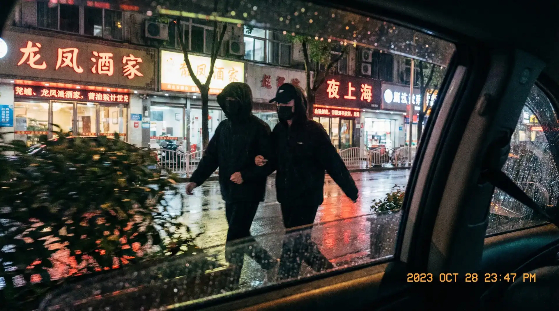 91手机助手安卓版 - 顶流明星深夜密会现场抓拍照片
